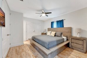 2 chambres, bureau, fer et planche à repasser, lit parapluie