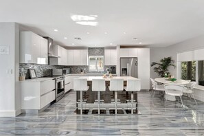 Réfrigérateur, four à micro-ondes, un four, surface de cuisson