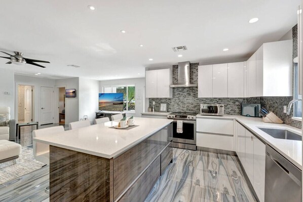 冷蔵庫、電子レンジ、オーブン、コンロ