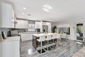 冷蔵庫、電子レンジ、オーブン、コンロ