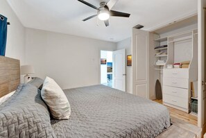 2 chambres, bureau, fer et planche à repasser, lit de bébé portatif