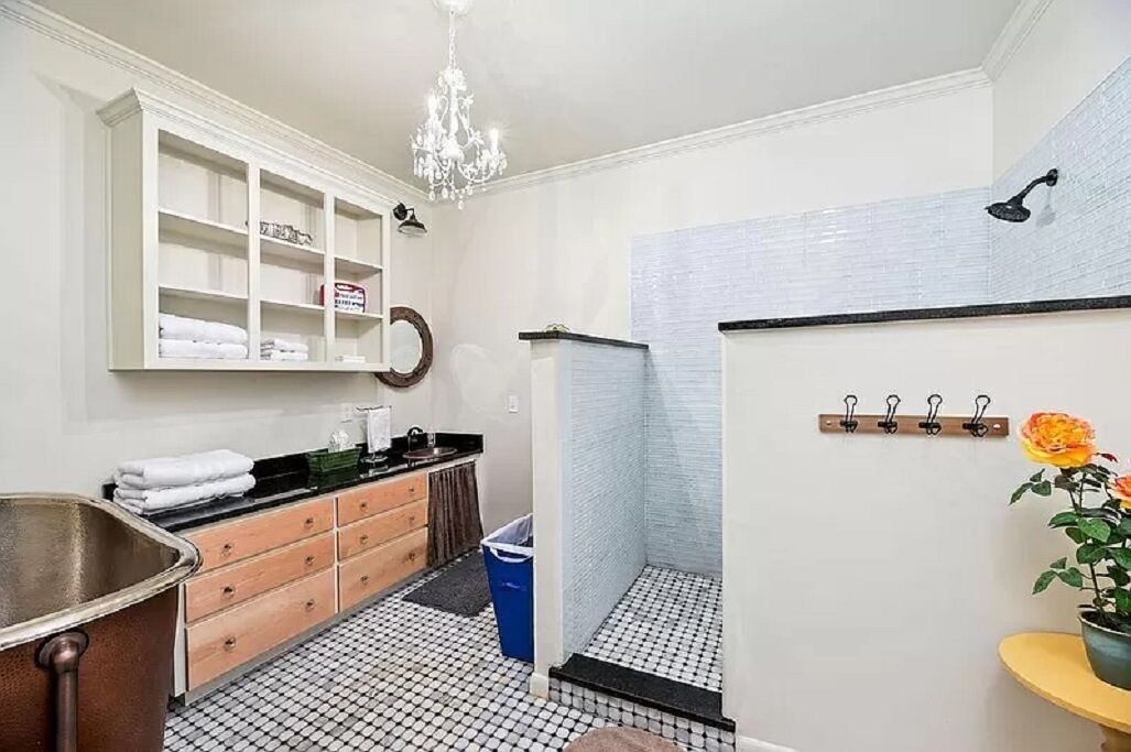 浴槽、ヘアドライヤー、タオル、石鹸