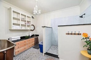 Bañera, secador de pelo, toallas y jabón