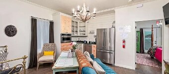 Lindley’s Little Gem-a cozy cottage close to the Silos