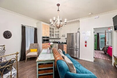 Lindley’s Little Gem-a cozy cottage close to the Silos