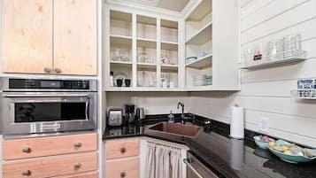 Fridge, microwave, dishwasher, coffee/tea maker