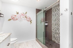 Badekar, hårføner og håndklær