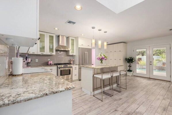 Refrigerador, microondas, horno y parrilla de estufa 