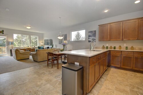 Beautiful & pet friendly! Close to Downtown and Hwy