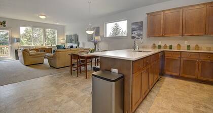 Beautiful & pet friendly! Close to Downtown and Hwy