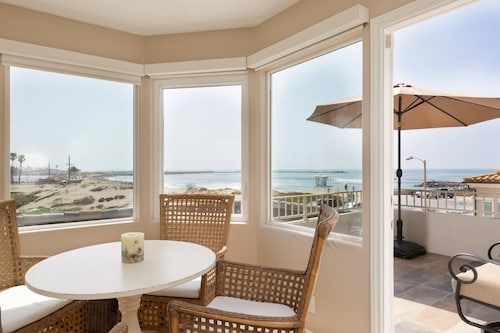 Contemporary Beach Getaway with Expansive Views