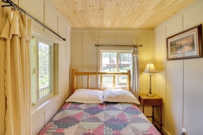 2 bedrooms, iron/ironing board, travel cot, Internet
