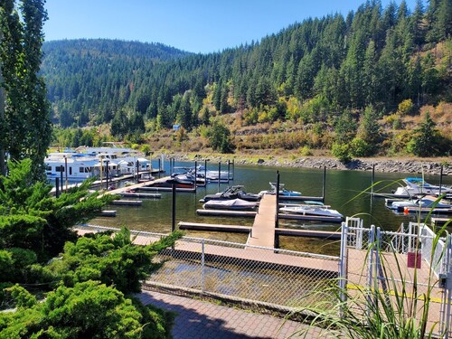 Waterfront Condo unit D201 with BOAT SLIP,  Pool, Hot Tub, underground Parking