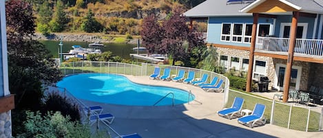 Alberca al aire libre y alberca climatizada