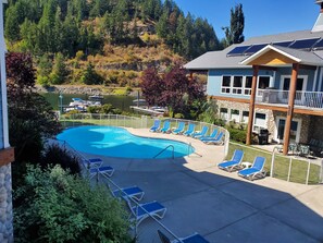 Alberca al aire libre y alberca climatizada