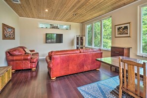 TV - Pet-Friendly Austin Home w/ Deck, Yard, & Views! (Austin)
