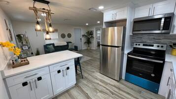 Kjøleskap, mikrobølgeovn, ovn og kokeplater