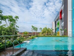 Una piscina al aire libre