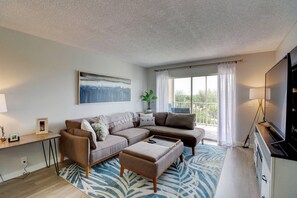 Condo (Palm Beach Landings A606) | Sala de estar | Smart TV 