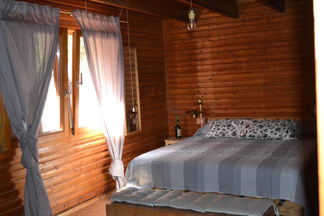 5 camere, una scrivania, lenzuola