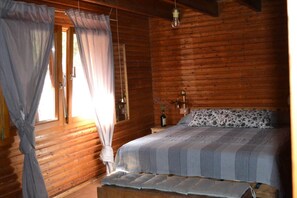 5 quartos, escrivaninha, roupa de cama