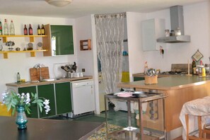 Jääkaappi, uuni, astianpesukone, keittoastiat/astiat/ruokailuvälineet