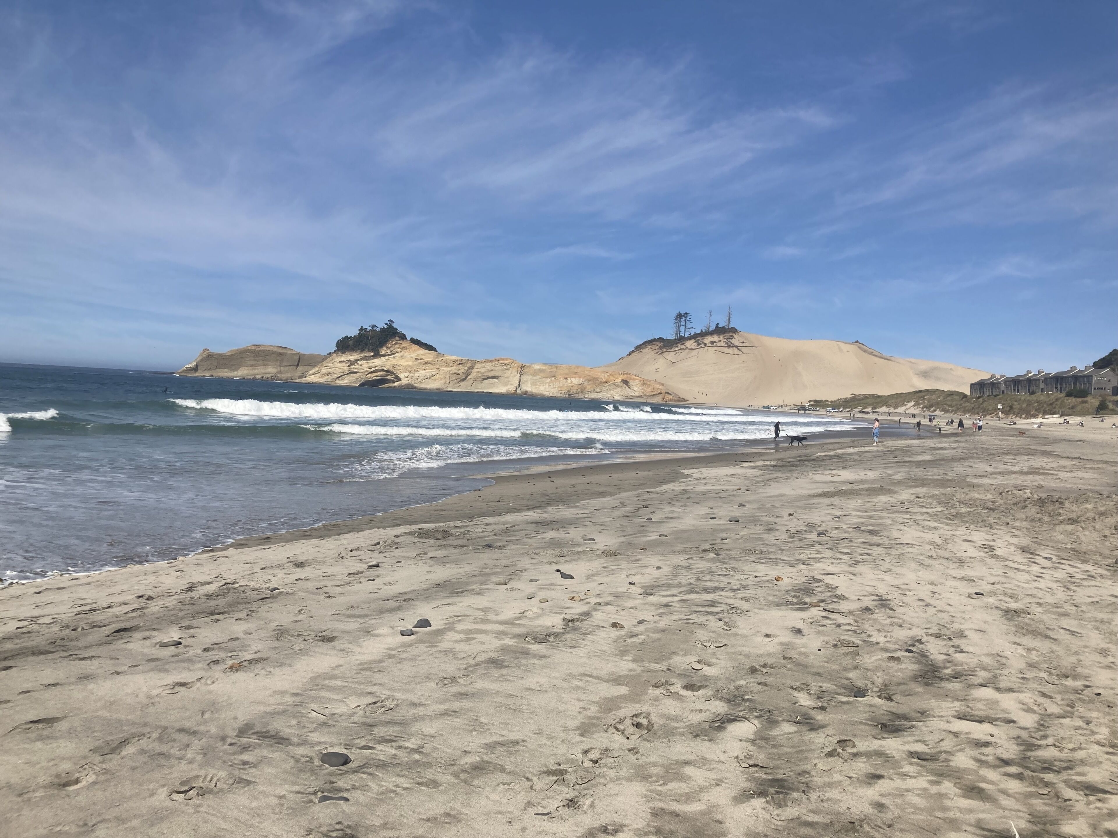 Perto da praia, espreguiçadeiras, toalhas de praia 