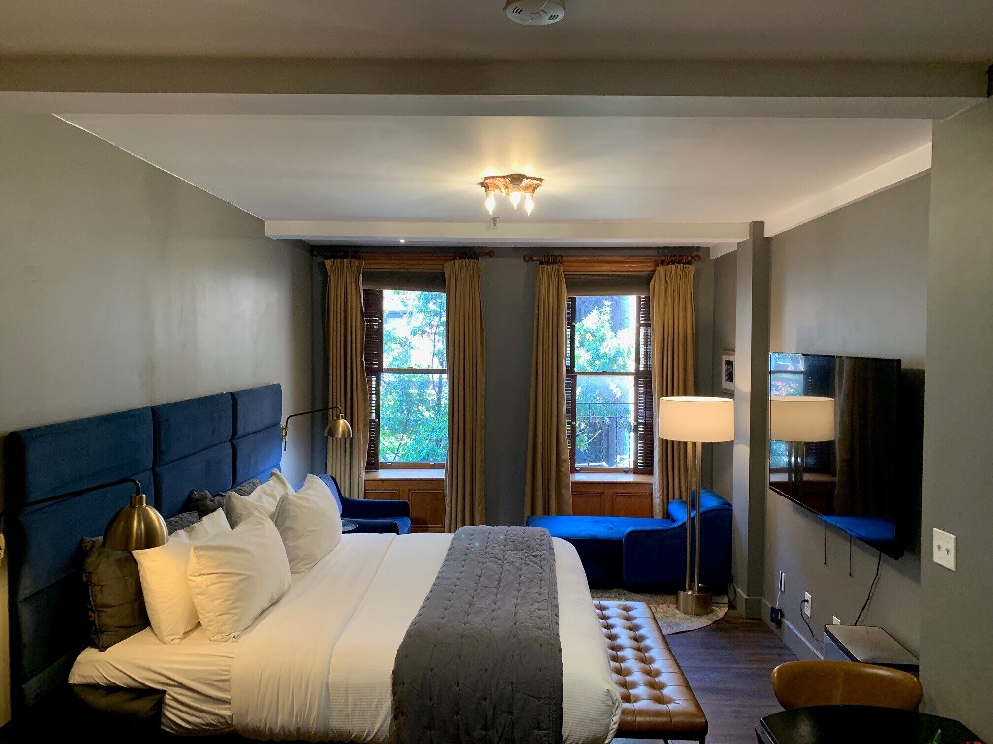 The Historic Blue Moon Hotel - NYC Reviews, Deals & Photos 2026