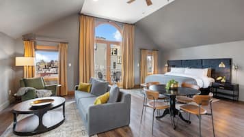 Exclusive-Studiosuite, 1 King-Bett und Schlafsofa, Balkon, Stadtblick | Hochwertige Bettwaren, Pillowtop-Betten, Zimmersafe