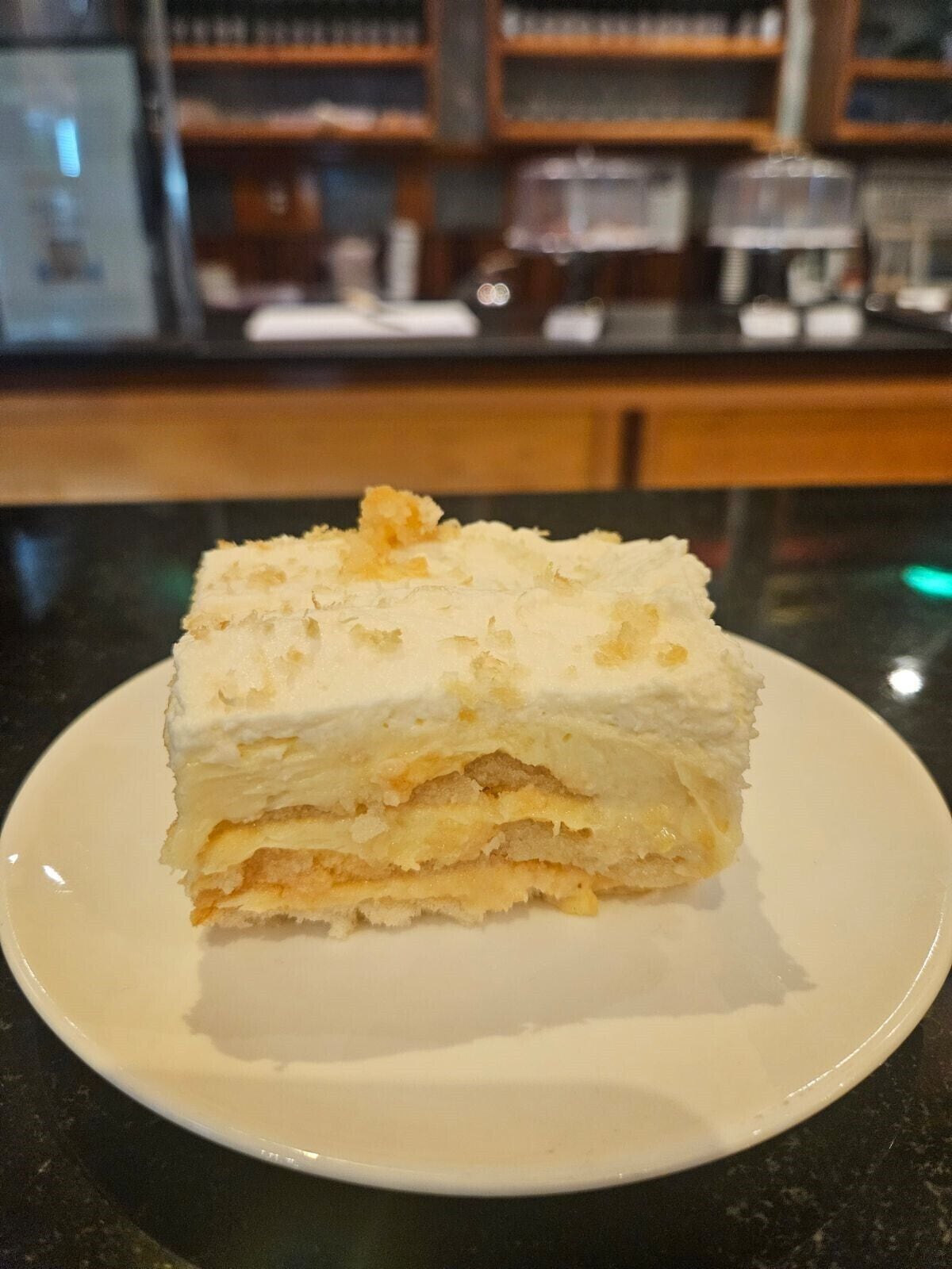 Egy szelet réteges torta egy tányéron.