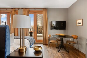 Estudio de lujo, 1 habitación, vistas a la ciudad | Ropa de cama de alta calidad y colchones con acolchado adicional
