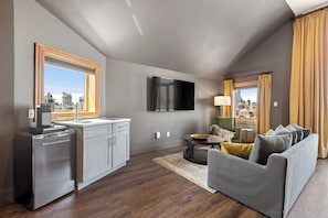 Suite estudio exclusiva, 1 cama de matrimonio grande con sofá cama, balcón, vistas a la ciudad | Zona de estar | Smart TV de 50 pulgadas con canales digitales, además de Netflix, Hulu