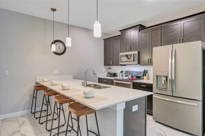 Micro-ondes, lave-vaisselle, cafetière/bouilloire