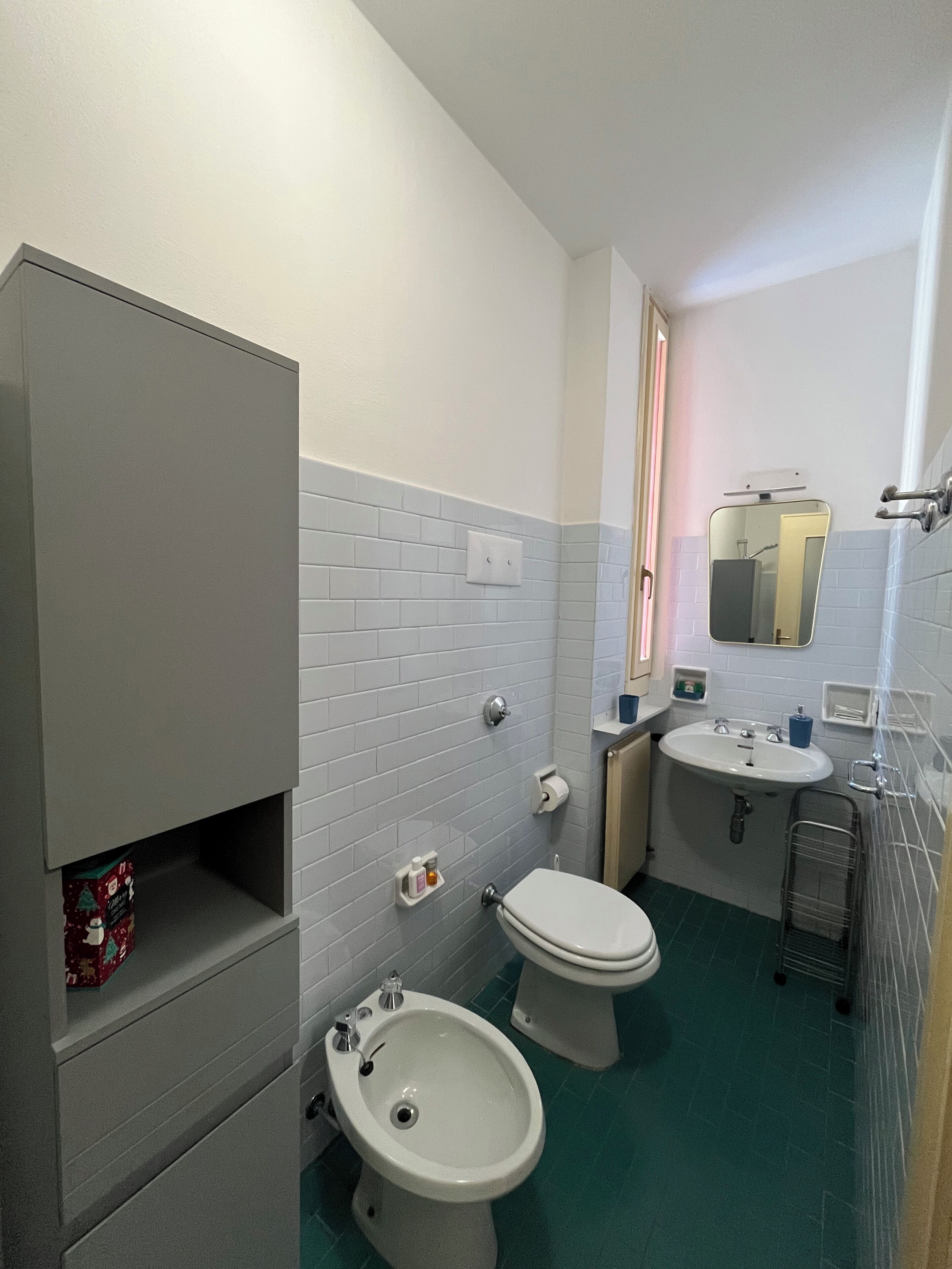Un baño moderno con inodoro, bidé y lavamanos.