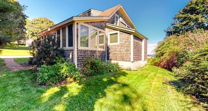 Dog-friendly cottage with amazing bay views & deck - snowbirds welcome