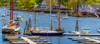 Well-equipped cottage with modern touches, WiFi, gas grill, & beautiful views