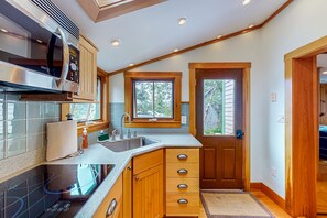 Fridge, microwave, oven, stovetop - Well-equipped cottage with modern touches, WiFi, gas grill, & beautiful views (St. George)