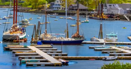 Dog-friendly oceanfront cottage with views