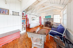 1 bedroom, bed sheets