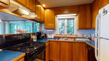 Fridge, microwave, stovetop, dishwasher