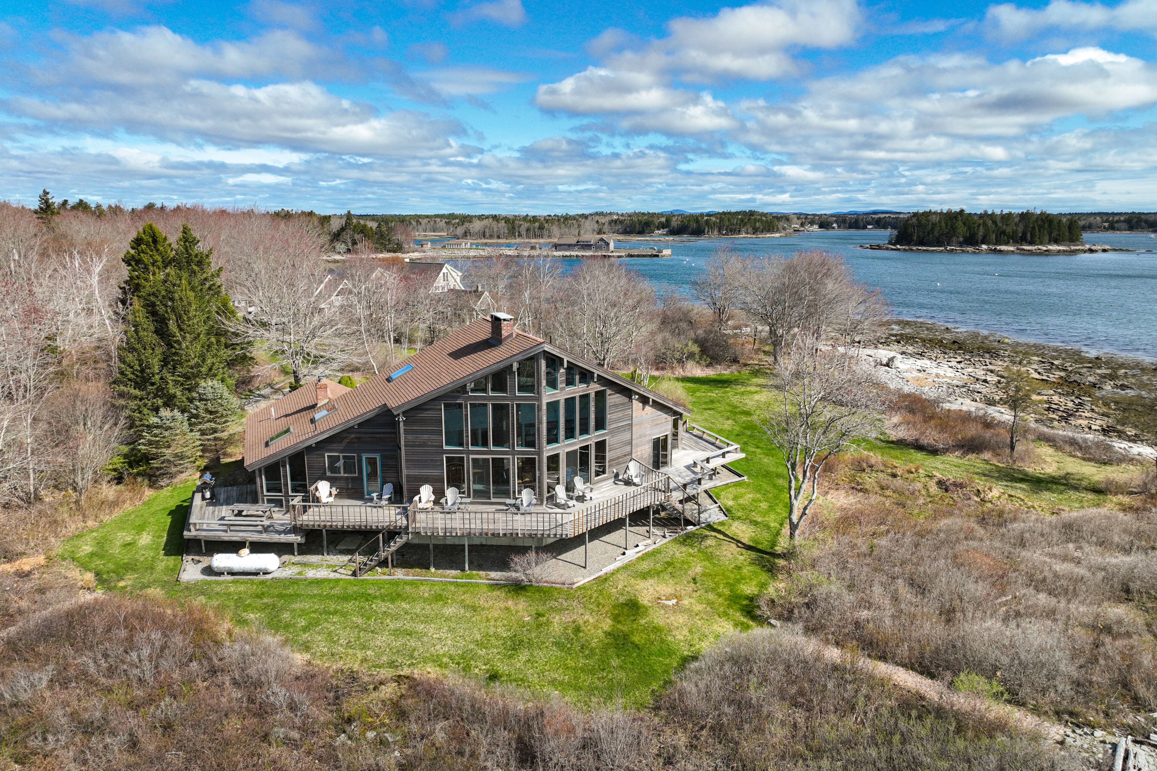 Oceanfront house on 3 acres with vast shoreline & amazing views - dog-friendly