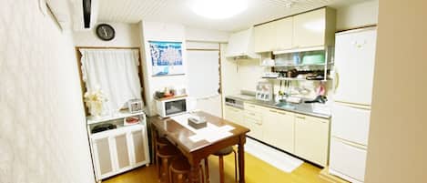 Kühlschrank, Mikrowelle, Herdplatte, Kochgeschirr/Geschirr/Besteck