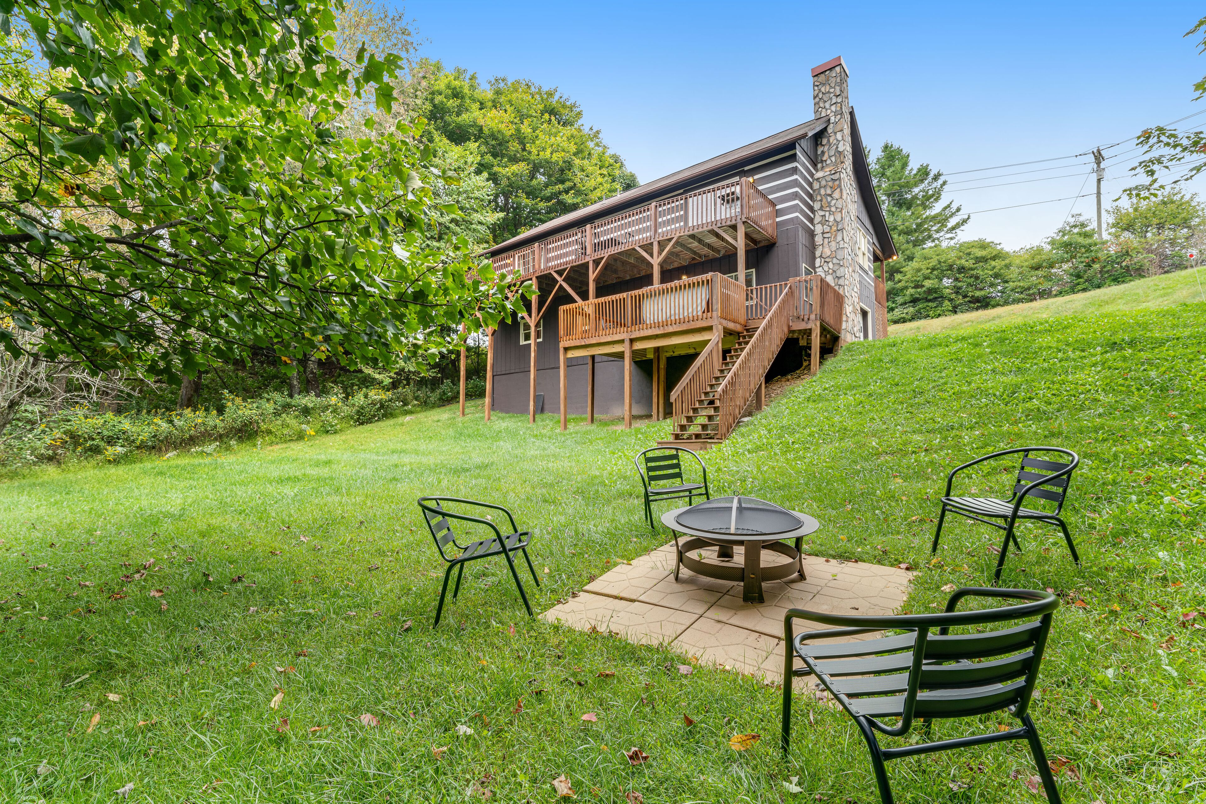 Private Dog-Friendly Escape Near Town W/ Private Hot Tub, Free WiFi & Pool Table