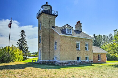 17 Mi to Porkies: Getaway Steps to Beach & Main St