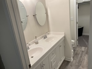 Combined shower/bathtub, hair dryer, towels, soap