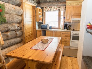 Fridge, microwave, dishwasher, cookware/dishes/utensils