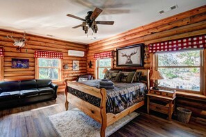 4 bedrooms, desk, iron/ironing board, travel cot - Stunning Cabin Minutes From Shasta Lake (Shasta Lake)