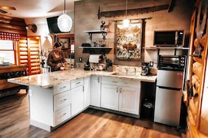 Réfrigérateur, four à micro-ondes, un four, surface de cuisson