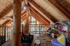 Children’s area - Stunning Cabin Minutes From Shasta Lake (Shasta Lake)