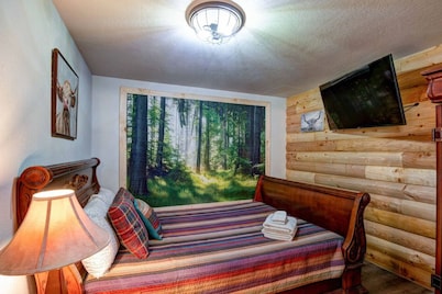 The Happy Bear Lodge | Minutes From Lake Shasta